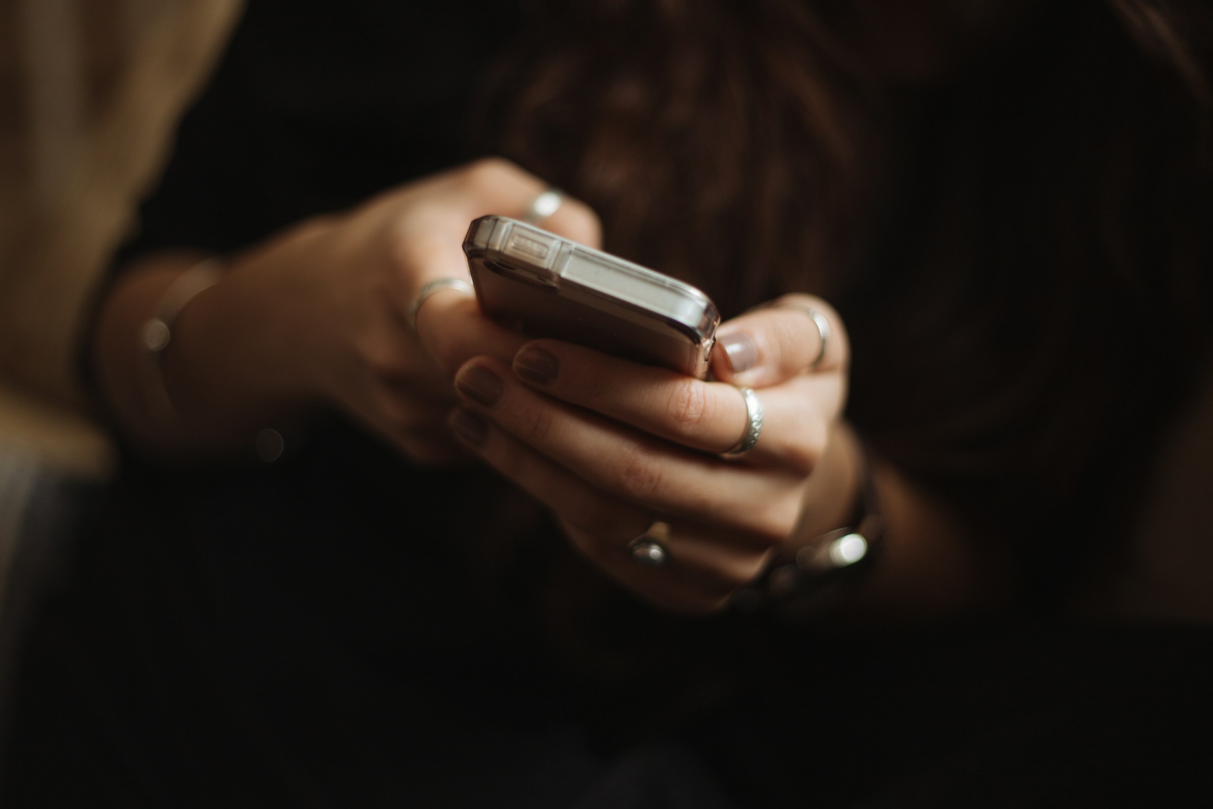 Mãe e filha são presas por atrair vítimas em app de paquera para praticar extorsão 1 priscilla du preez bjhuu6bpuza unsplash