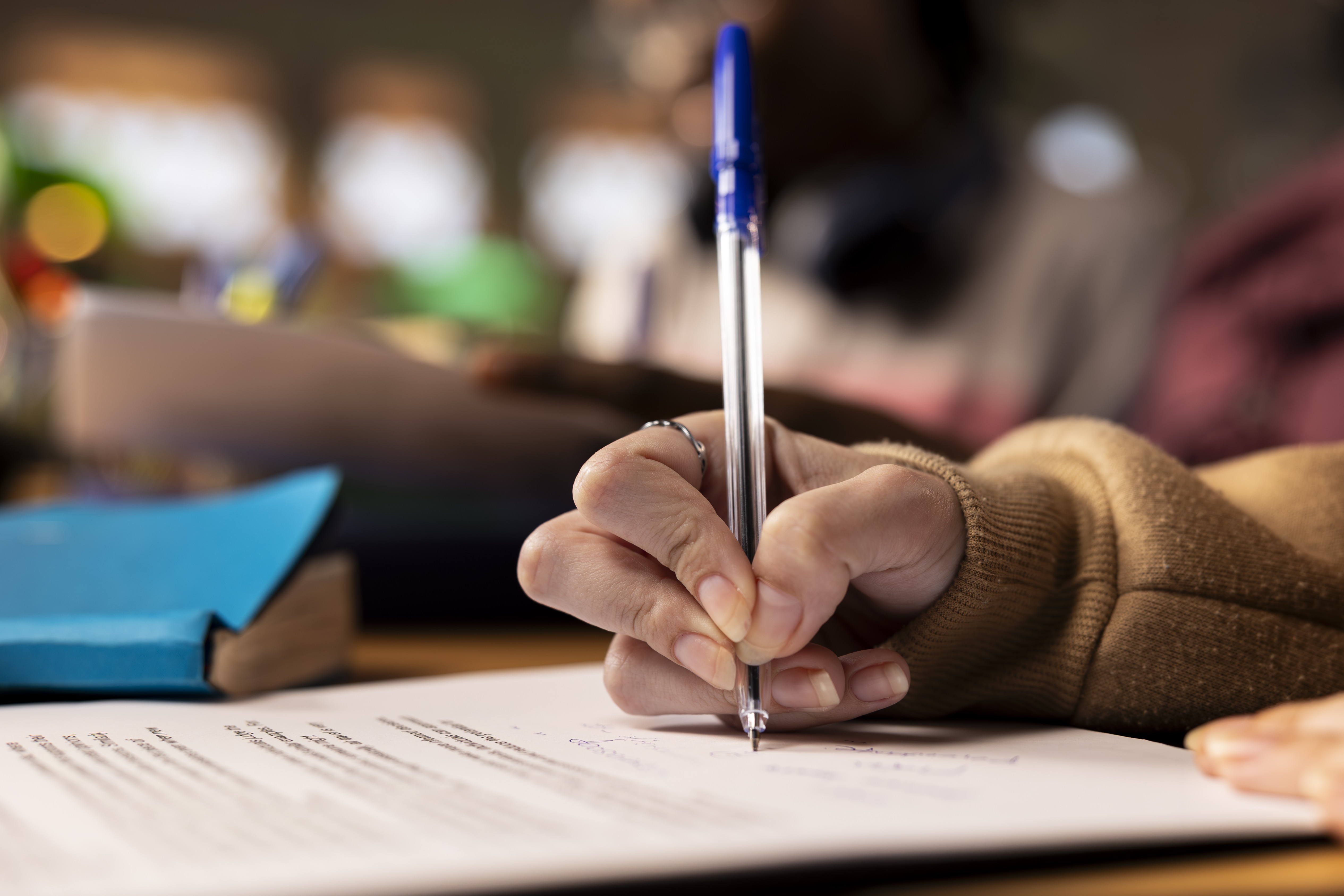 Prefeitura de Marco abre concurso com 238 vagas e salários de até R$ 12,3 mil 1 team college students working project related business management