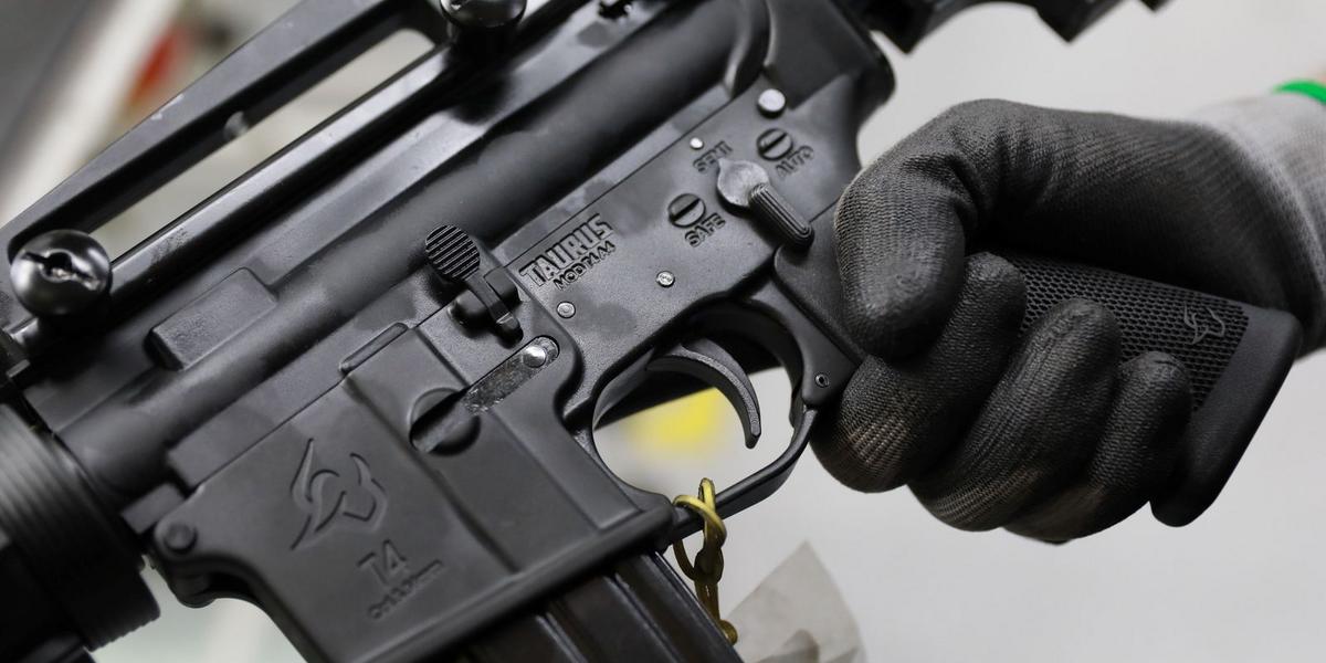 Segurança no Rio: Apreensão de armas dispara 10,3% em 2026 1 2022 02 10t142337z 1 lynxmpei190su rtroptp 4 geral armas operacao