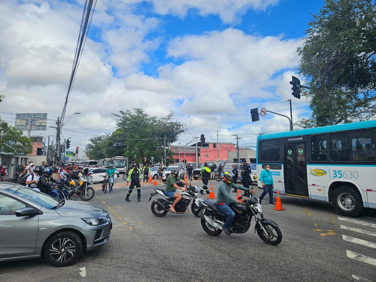 Tragédia na Bezerra de Menezes: acidente entre moto, ônibus e caminhão deixa dois mortos em Fortaleza 1 acidente bezerra de menezes onibus motocicleta