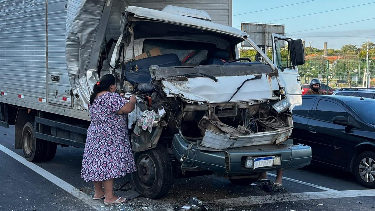 Caminhão de entregas tem cabine destruída após colisão em Fortaleza 1 caminhao envolvido em acidente em fortaleza