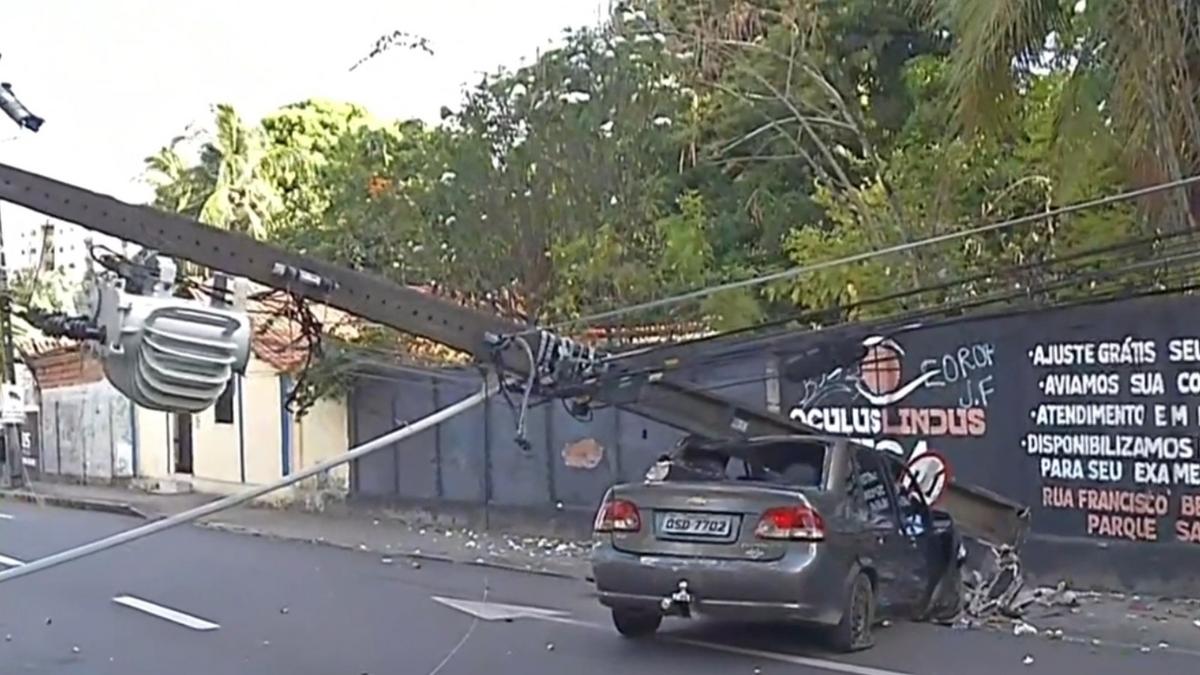 Acidente grave na Avenida Perimetral deixa rastro de destruição e bloqueia trânsito em Fortaleza 1 perimetral